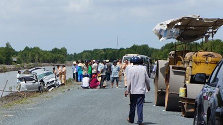 BẢN TIN ATGT: Hai ô tô đâm nhau trực diện, 10 người thương vong ảnh 4
