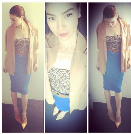 Chân váy bút chì nữ tính và cổ điển cũng được Hà Hồ kết hợp sáng tạo với áo ống da báo và blazer để tăng thêm nét cá tính, năng động