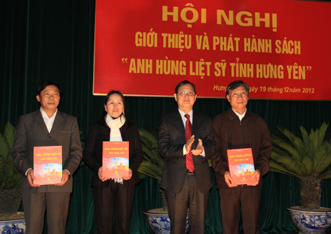 Bí thư tỉnh ủy, Chủ tịch HĐND tỉnh Hưng Yên Nguyễn Văn Cường trao sách cho các đơn vị trong tỉnh. Ảnh: Trường Phong