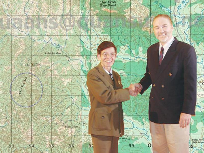 Ông Ronald Ward gặp tác giả Lê Đức Tuấn tại Bảo tàng Lịch sử Quân sự VN, phía sau là sơ đồ trận đánh Chư tan Kra. Ảnh: PV