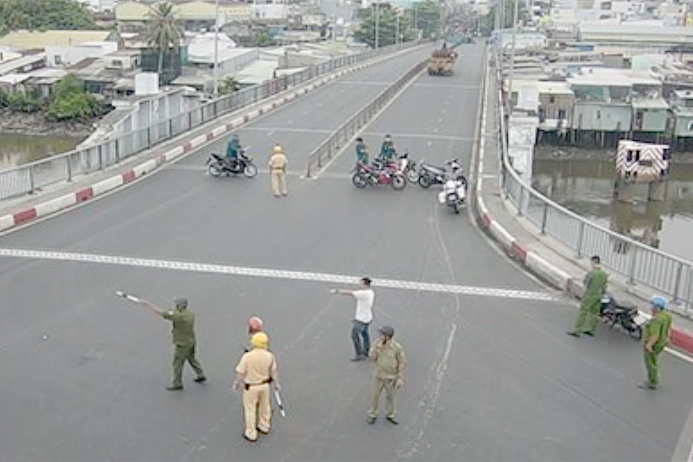 Lực lượng chức năng phong tỏa tạm thời cầu Chữ Y để khắc phục sự cố. Ảnh: C.A Lực lượng chức năng phong tỏa tạm thời cầu Chữ Y để khắc phục sự cố. Ảnh: C.A