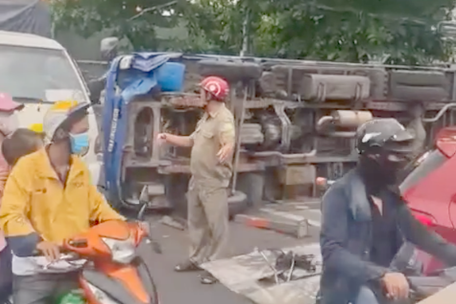 Lực lượng chức năng phân luồng giao thông. Ảnh: C.A. Lực lượng chức năng phân luồng giao thông. Ảnh: C.A.