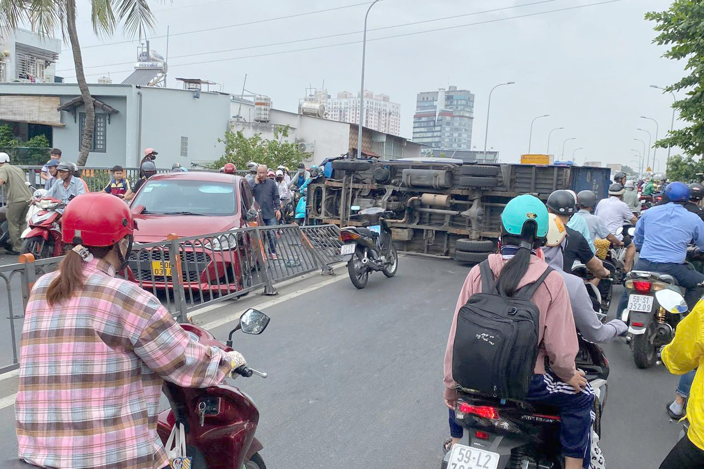 Hiện trường xe tải bị lật trên cầu Chữ Y. Ảnh: Nguyễn Bảo. Hiện trường xe tải bị lật trên cầu Chữ Y. Ảnh: Nguyễn Bảo.