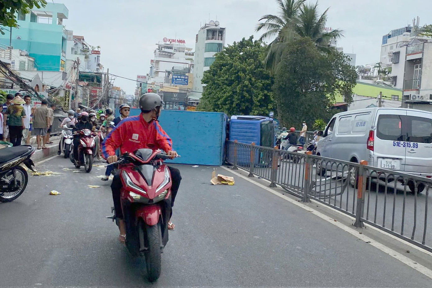 Xe tải nằm chắn cả 2 phần đường trên cầu. Ảnh: Nguyễn Bảo. Xe tải nằm chắn cả 2 phần đường trên cầu. Ảnh: Nguyễn Bảo.