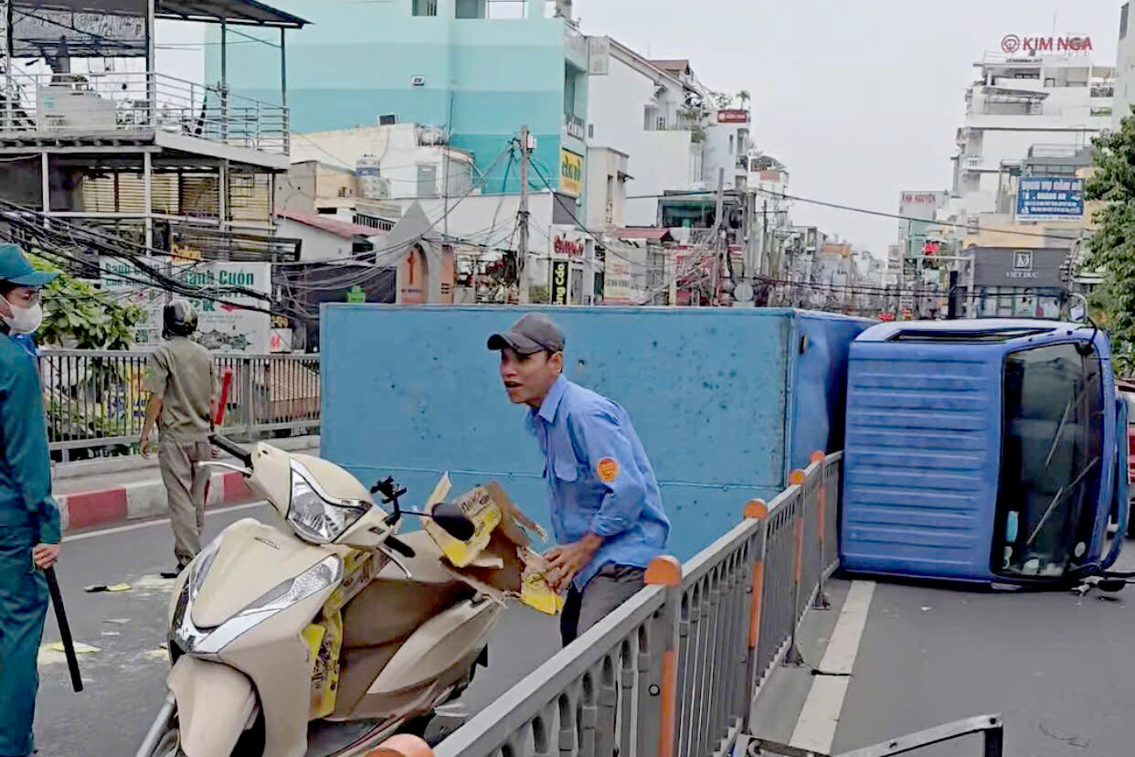 Xe tải bị lật ngang trên cầu. Ảnh: C.A. Xe tải bị lật ngang trên cầu. Ảnh: C.A.