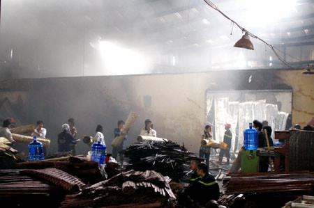 Mọi người tham gia chữa cháy, vận chuyển đồ ra ngoài.