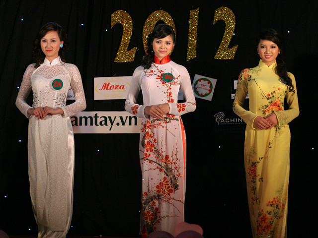 Duyên dáng trong trang phục dân tộc