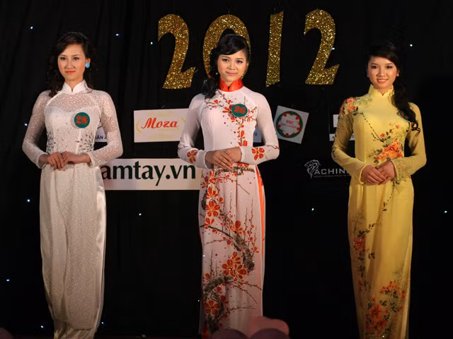 Duyên dáng trong trang phục dân tộc