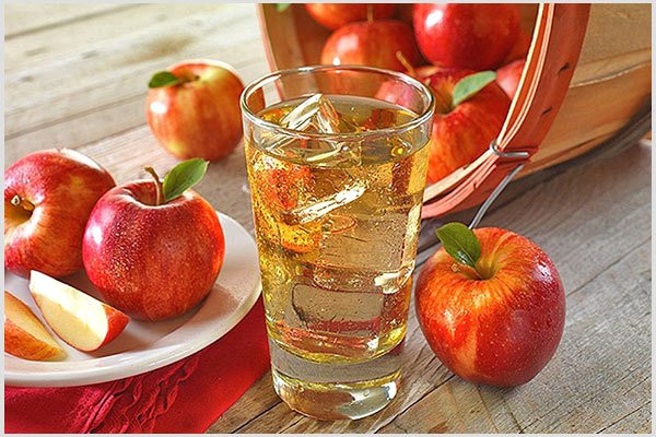 Táo là “quả giảm mỡ” mà chúng ta ít ngờ đến, tác dụng giảm mỡ của táo bắt nguồn từ chất pectin phong phú trong táo, đây là một loại chất xơ tan được trong nước, có thể kết hợp với acid mật để hấp thụ cholesterol dư thừa và đào thải nó ra khỏi cơ thể. Ảnh minh họa: Internet