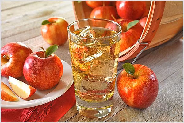 Táo là “quả giảm mỡ” mà chúng ta ít ngờ đến, tác dụng giảm mỡ của táo bắt nguồn từ chất pectin phong phú trong táo, đây là một loại chất xơ tan được trong nước, có thể kết hợp với acid mật để hấp thụ cholesterol dư thừa và đào thải nó ra khỏi cơ thể. Ảnh minh họa: Internet