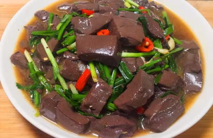 Dinh dưỡng trong tiết lợn rất phong phú, lượng protein trong tiết lợn bình quân chiếm khoảng 74%, tương đương gấp 4 lần so với thịt lợn, 5 lần so với trứng gà và toàn bộ giá trị protein (bao hàm 8 loại axit amin thiết yếu cho cơ thể con người). Ảnh minh họa: Internet