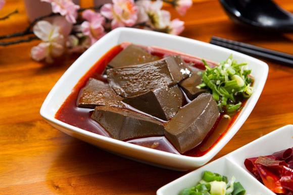 Tiết lợn có hàm lượng cholesterol cao. Do đó, người bị bệnh tim mạch hoặc có lượng cholesterol trong máu cao nên tránh ăn món này. Người đang trong quá trình điều trị chứng bệnh máu đông cũng không được ăn tiết lợn. Ảnh minh họa: Internet