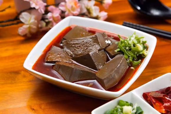 Tiết lợn có hàm lượng cholesterol cao. Do đó, người bị bệnh tim mạch hoặc có lượng cholesterol trong máu cao nên tránh ăn món này. Người đang trong quá trình điều trị chứng bệnh máu đông cũng không được ăn tiết lợn. Ảnh minh họa: Internet