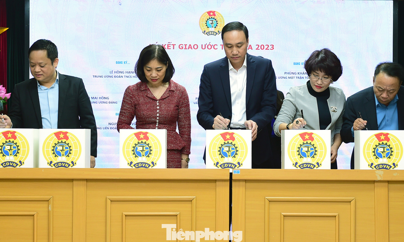 Lễ ký kết giao ước thi đua giữa các đơn vị trong Khối thi đua II áp dụng hình thức ký điện tử. Ảnh: Xuân Tùng