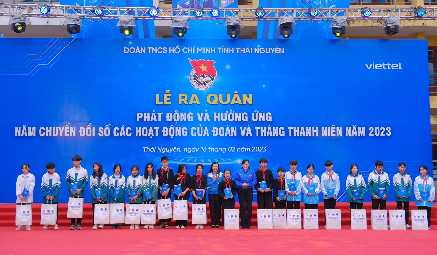 Bà Nguyễn Thanh Hải và chị Nguyễn Phạm Duy Trang trao tặng quà, học bổng tới học sinh có hoàn cảnh khó khăn ở huyện Định Hóa. Bà Nguyễn Thanh Hải và chị Nguyễn Phạm Duy Trang trao tặng quà, học bổng tới học sinh có hoàn cảnh khó khăn ở huyện Định Hóa.