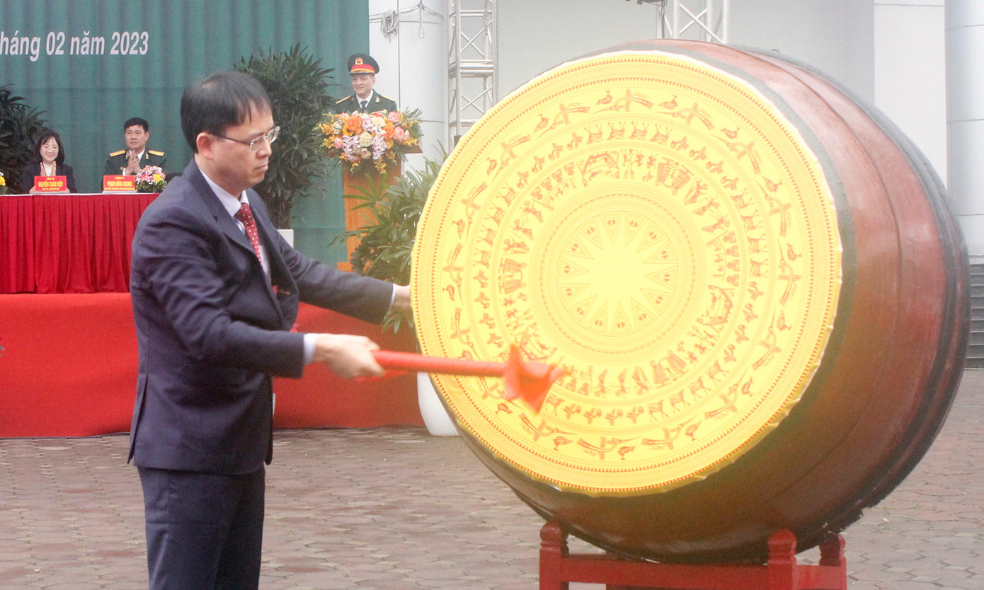 Tại buổi lễ, lãnh đạo quận Hai Bà Trưng đã thắp sáng ngọn lửa truyền thống và đánh trống lệnh giao quân; đề nghị các chiến sĩ tân binh phát huy truyền thống gia đình, truyền thống quê hương anh hùng nhanh chóng hòa nhập với môi trường mới, luôn đoàn kết, thương yêu, giúp đỡ lẫn nhau; tích cực học tập, tu dưỡng và rèn luyện đạo đức cách mạng, phẩm chất Bộ đội Cụ Hồ và phẩm chất người chiến sỹ Công an nhân dân tận trung với nước, tận hiếu với dân; luôn rèn luyện thể lực, nâng cao trình độ, năng lực, hoàn thành tốt chức trách, nhiệm vụ được giao.