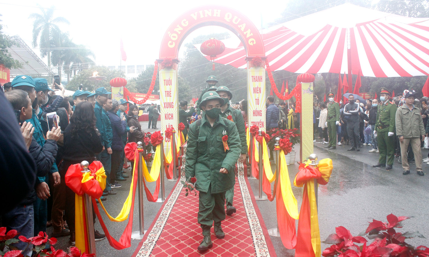 Các tân binh bước qua cổng vinh quang lên đường nhập ngũ.