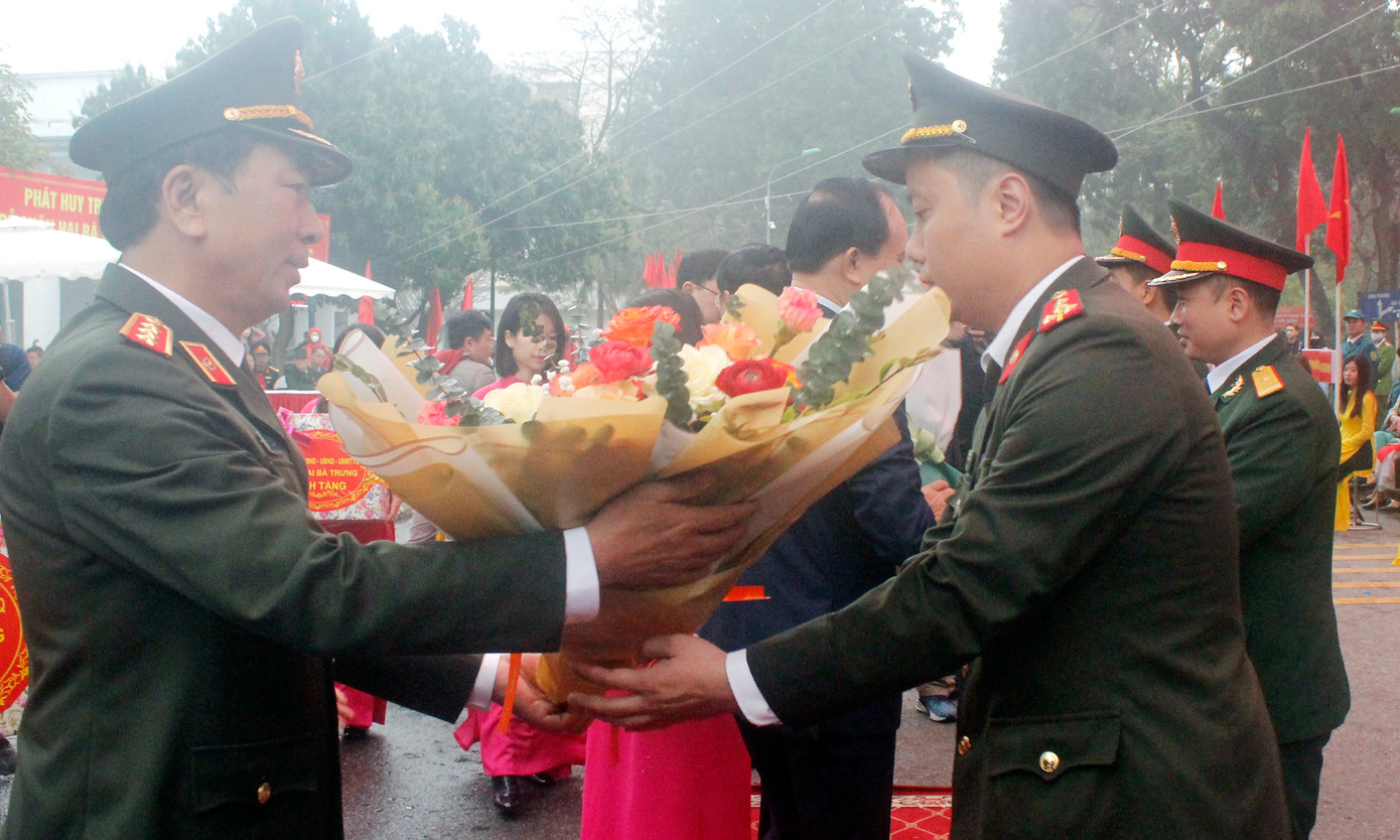 Đại biểu trao tặng quà, hoa tới đại diện các đơn vị tiếp nhận tân binh. Trong ảnh: Thượng tướng Trần Quốc Tỏ tặng hoa.