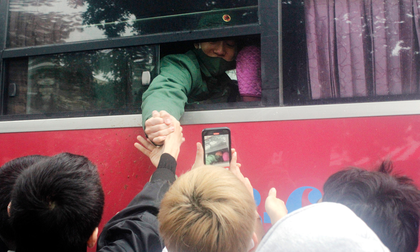 Các tân binh chia tay gia đình, bạn bè lên đường thực hiện nghĩa vụ quân sự.