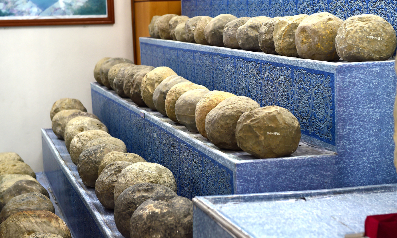 Bên cạnh phần di tích lộ thiên, sau nhiều cuộc khai quật trên diện tích hàng chục nghìn mét vuông khác, các nhà khảo cổ đã phát hiện được hàng nghìn di vật và nhiều mảng kiến trúc thể hiện sự giao thoa, tiếp biến kiến trúc các thời Trần, Hồ và Lê sơ như sân lát gạch, các trụ chân tảng bằng đá, Giếng Vua... Trong đó, nhiều nhất là các hiện vật được làm bằng đá và gạch.