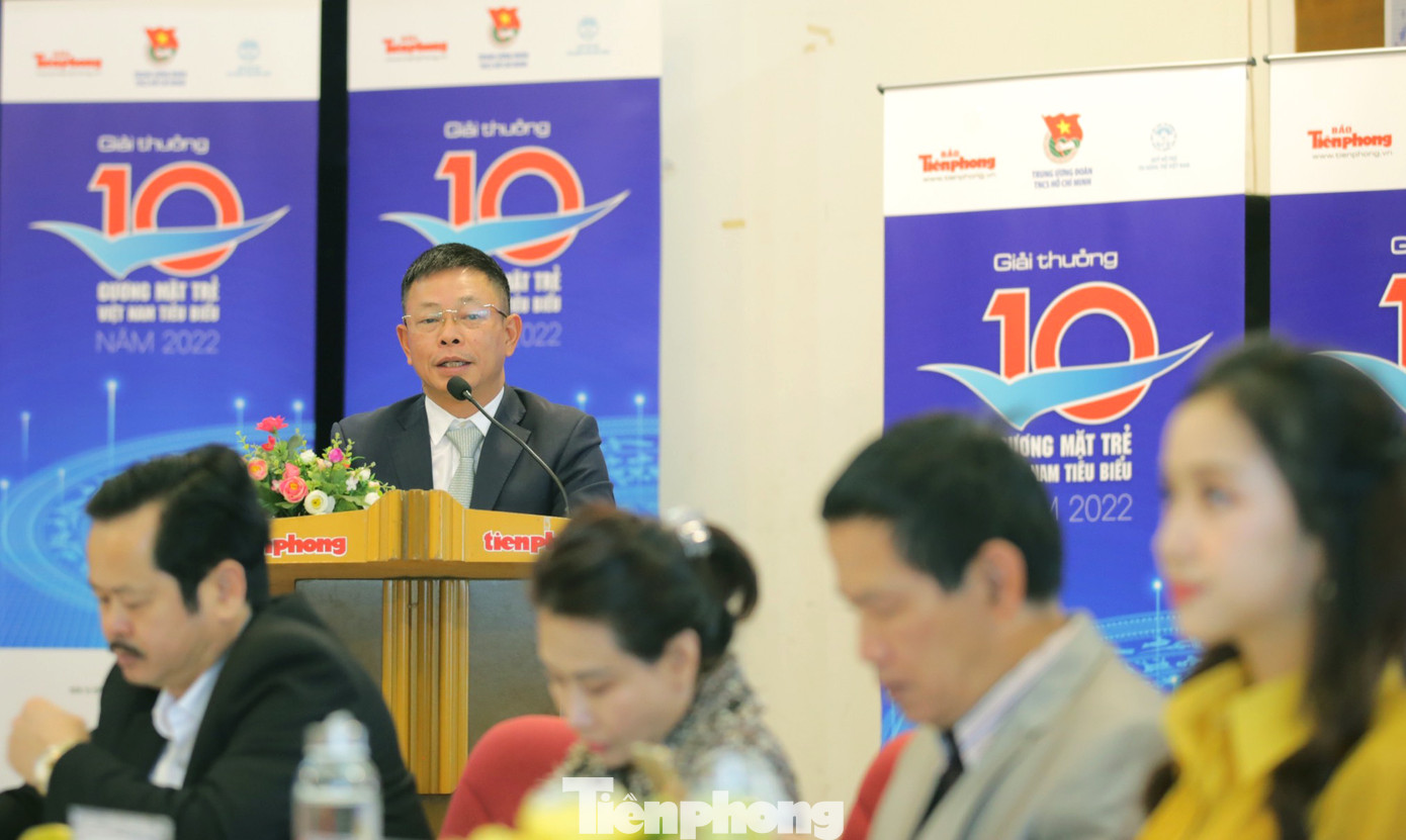 Nhà báo Phùng Công Sưởng thông tin về công tác tập hợp, xét chọn đề cử. Ảnh: Trọng Tài Nhà báo Phùng Công Sưởng thông tin về công tác tập hợp, xét chọn đề cử. Ảnh: Trọng Tài