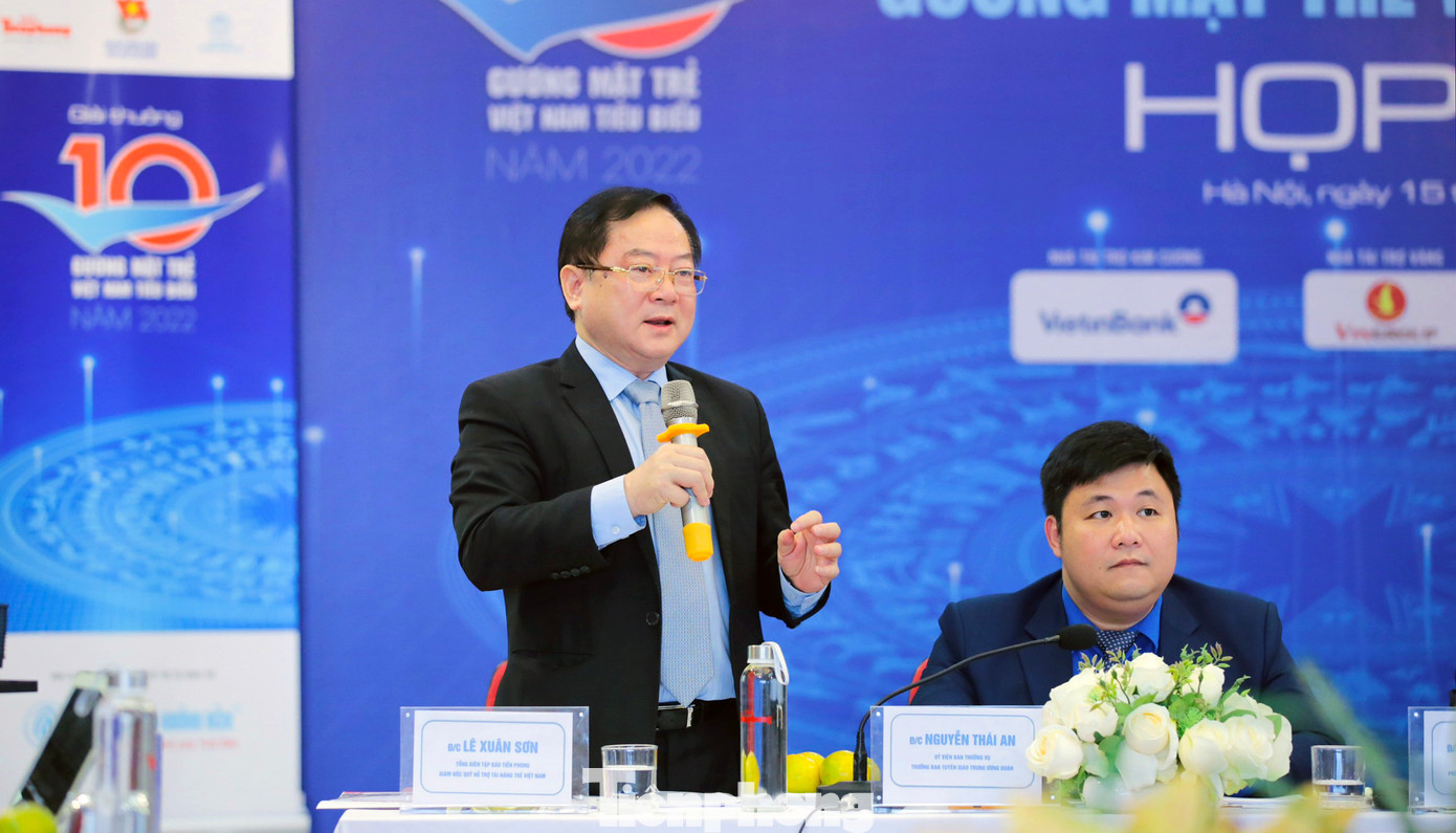 Nhà báo Lê Xuân Sơn trao đổi với phóng viên tại buổi họp báo. Ảnh: Trọng Tài Nhà báo Lê Xuân Sơn trao đổi với phóng viên tại buổi họp báo. Ảnh: Trọng Tài