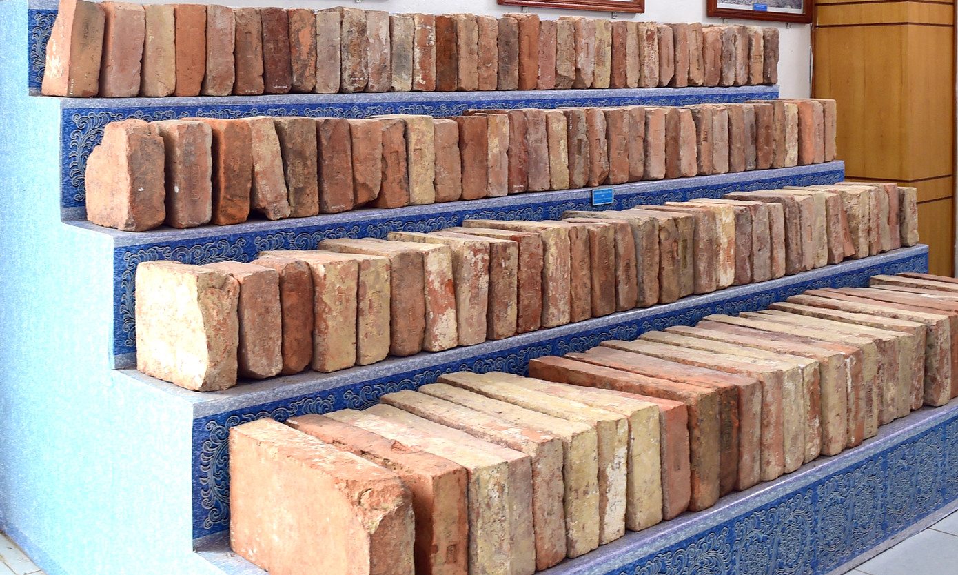 Bên cạnh phần di tích lộ thiên, sau nhiều cuộc khai quật trên diện tích hàng chục nghìn mét vuông khác, các nhà khảo cổ đã phát hiện được hàng nghìn di vật và nhiều mảng kiến trúc thể hiện sự giao thoa, tiếp biến kiến trúc các thời Trần, Hồ và Lê sơ như sân lát gạch, các trụ chân tảng bằng đá, Giếng Vua... Trong đó, nhiều nhất là các hiện vật được làm bằng đá và gạch.