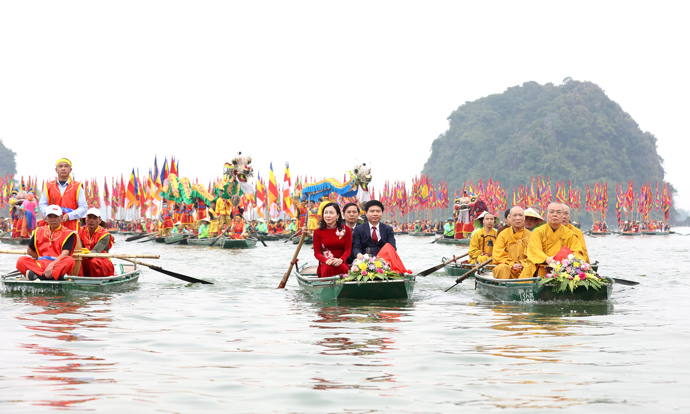 Lãnh đạo tỉnh Hà Nam cùng các sư chủ trì chùa Tam Chúc tham gia nghi lễ rước nước.