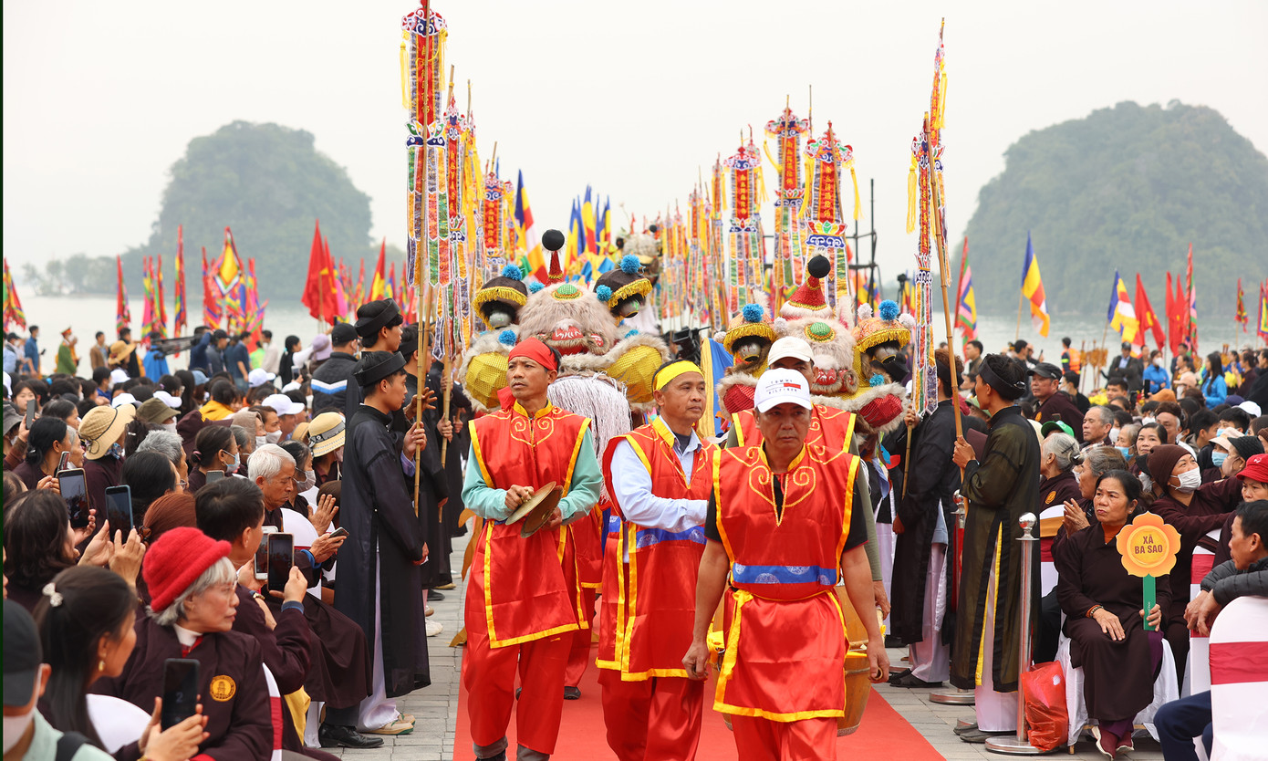 Nước được rước từ hồ Tam Chúc lên chùa Ngọc hay còn gọi là Đàn Tế Trời, tọa lạc trên đỉnh ngọn Thất Tinh.