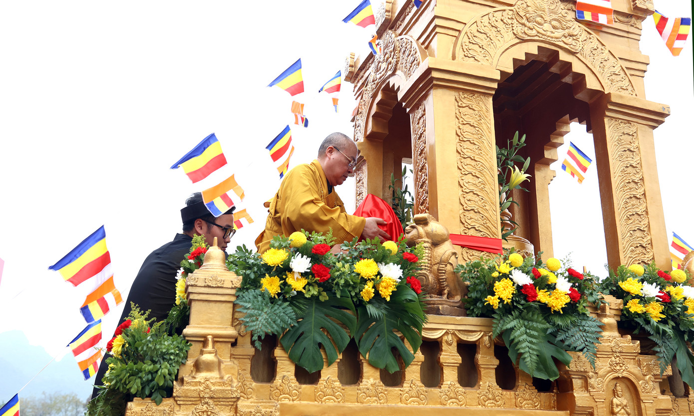 Các bình nước được đưa lên xe rước, đặt tại nhiều địa điểm như Tam Quan Nội, Điện Quán Âm, Điện Giáo Chủ, Điện Tam Thế, Chùa Ngọc.