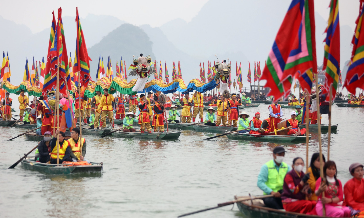 Đoàn rước nước gồm vài chục thuyền, trong đó hai thuyền rồng thẳng tiếng dong thẳng đến vị trí cắm cây nêu giữa hồ, gần đình Tam Chúc cổ. Đoàn rước nước đi vòng quanh cây nêu trong thanh âm rộn ràng của trống của chiêng. Nước được lấy từ nơi sâu nhất trong lòng hồ, là nguồn nước sạch nhất, đổ đầy vào các bình gốm.