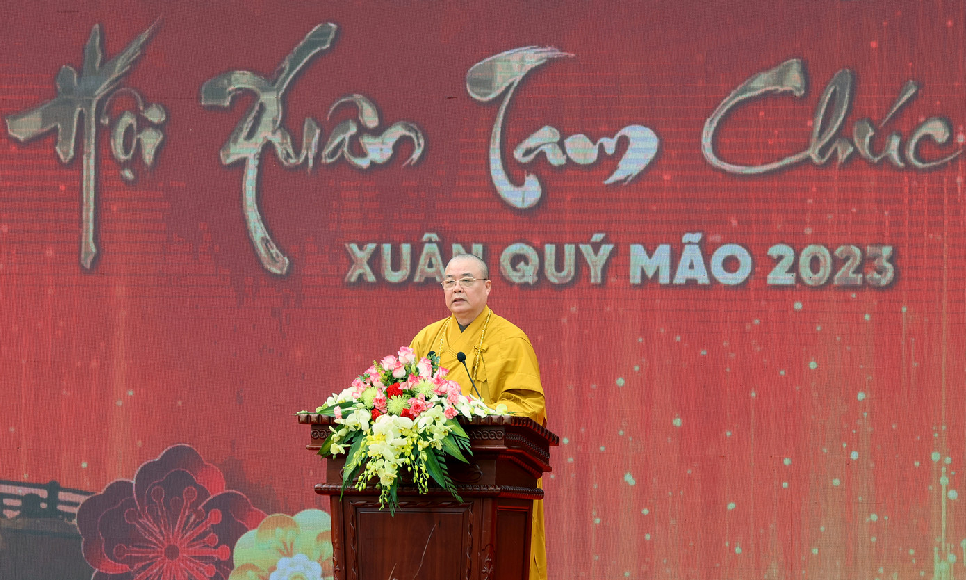 Hòa thượng Thích Thanh Nhiễu phát biểu diễn văn khai hội Xuân Tam Chúc. Ảnh: Như Ý. Hòa thượng Thích Thanh Nhiễu phát biểu diễn văn khai hội Xuân Tam Chúc. Ảnh: Như Ý.