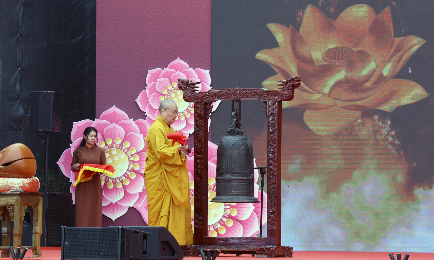 Hòa thượng Thích Thanh Nhiễu - Trụ trì Chùa Tam Chúc và ông Trương Quốc Huy - Chủ tịch UBND tỉnh Hà Nam đánh trống, chuông khai hội. Ảnh: Như Ý. Hòa thượng Thích Thanh Nhiễu - Trụ trì Chùa Tam Chúc và ông Trương Quốc Huy - Chủ tịch UBND tỉnh Hà Nam đánh trống, chuông khai hội. Ảnh: Như Ý.