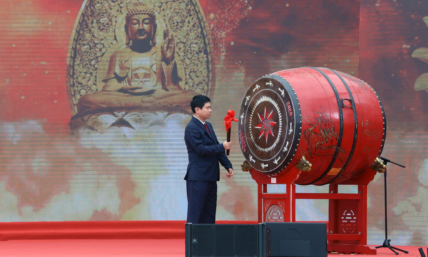Hòa thượng Thích Thanh Nhiễu - Trụ trì Chùa Tam Chúc và ông Trương Quốc Huy - Chủ tịch UBND tỉnh Hà Nam đánh trống, chuông khai hội. Ảnh: Như Ý. Hòa thượng Thích Thanh Nhiễu - Trụ trì Chùa Tam Chúc và ông Trương Quốc Huy - Chủ tịch UBND tỉnh Hà Nam đánh trống, chuông khai hội. Ảnh: Như Ý.