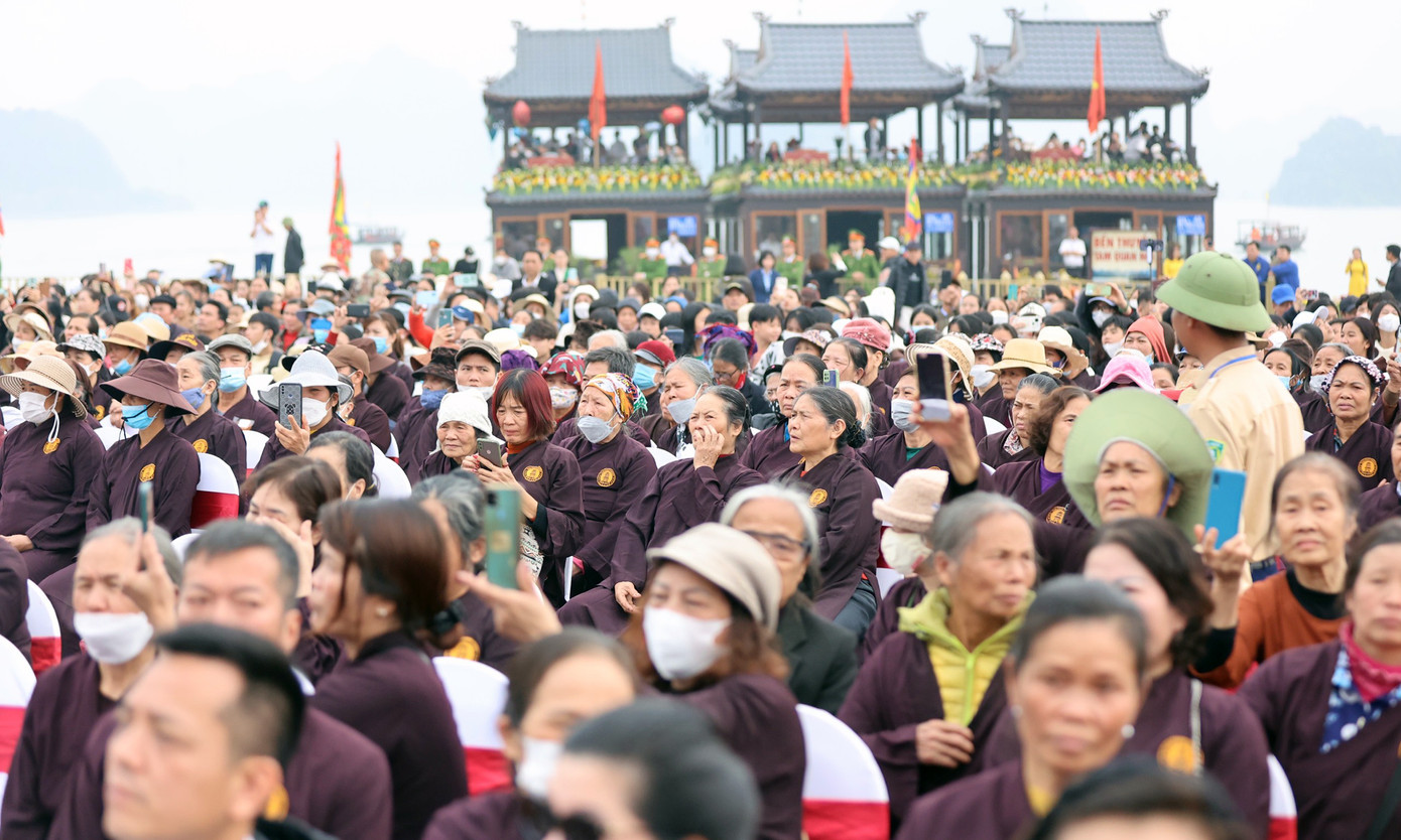 Đông đảo Phật tử, người dân tham gia lễ khai hội. Ảnh: Như Ý. Đông đảo Phật tử, người dân tham gia lễ khai hội. Ảnh: Như Ý.