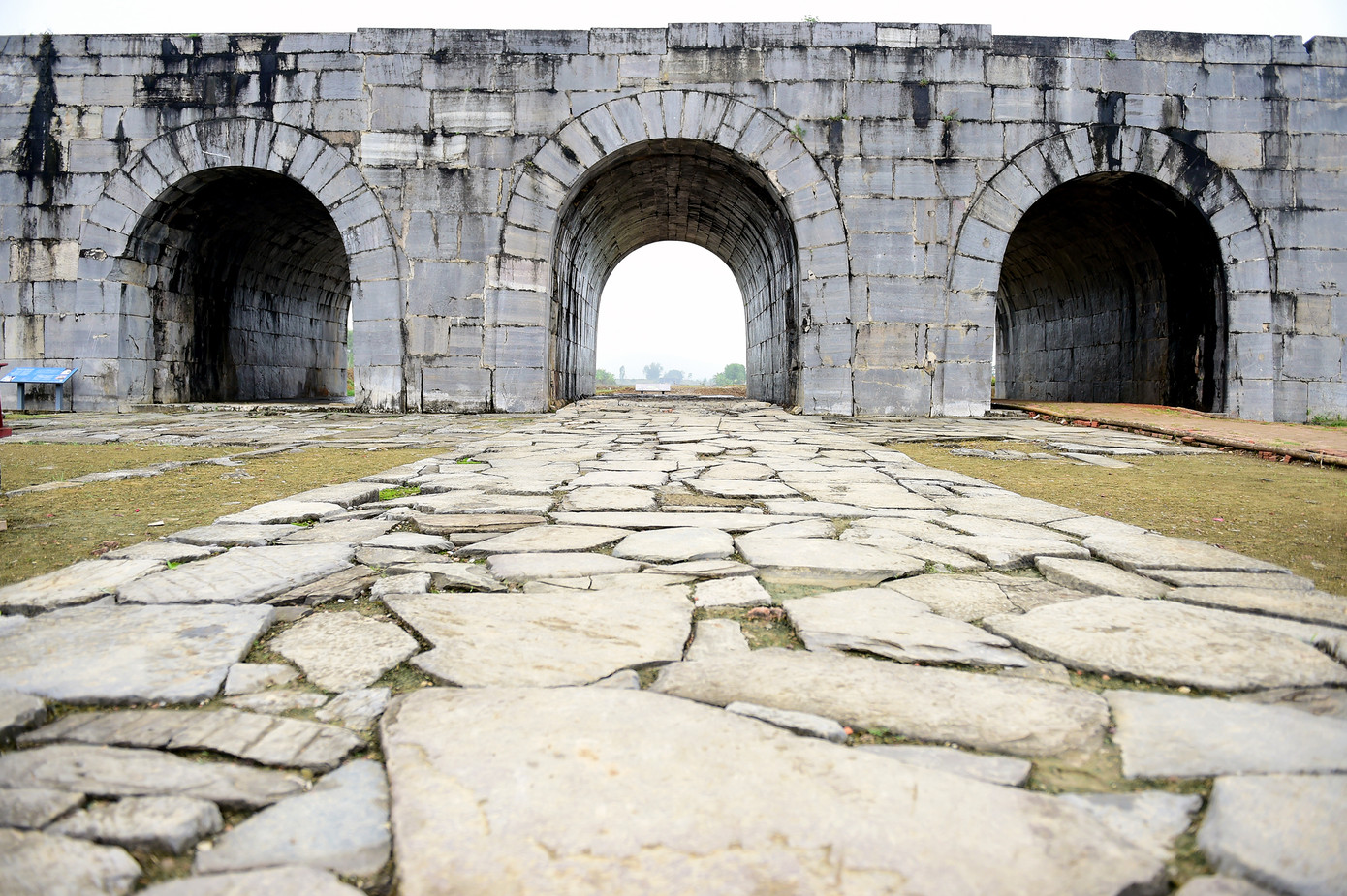 Trải qua hơn 600 năm, phần kiến trúc bên trong hoàng thành đã bị hủy hoại, vùi lấp hết, song 4 bức tường thành - biểu tượng của Thành Nhà Hồ - vẫn giữ tương đối nguyên vẹn kiến trúc ban đầu, nổi bật với 4 cổng Nam, Bắc, Đông, Tây.