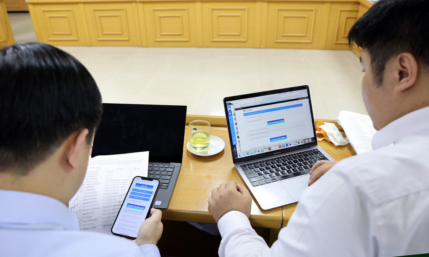 Các đại biểu bỏ phiếu bình chọn đề cử vào vòng bình chọn trực tuyến. Ảnh: Như Ý