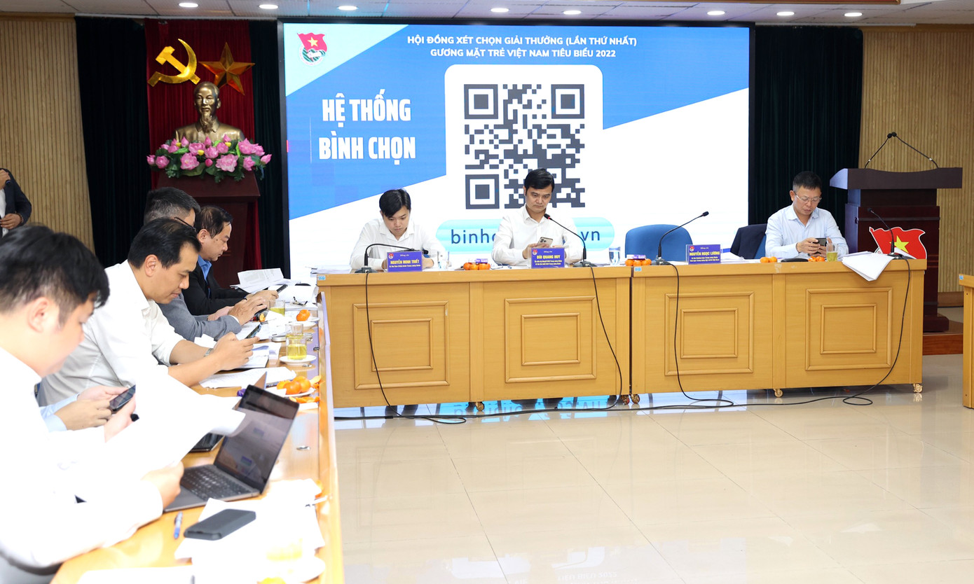 Các đại biểu bỏ phiếu bình chọn đề cử vào vòng bình chọn trực tuyến. Ảnh: Như Ý