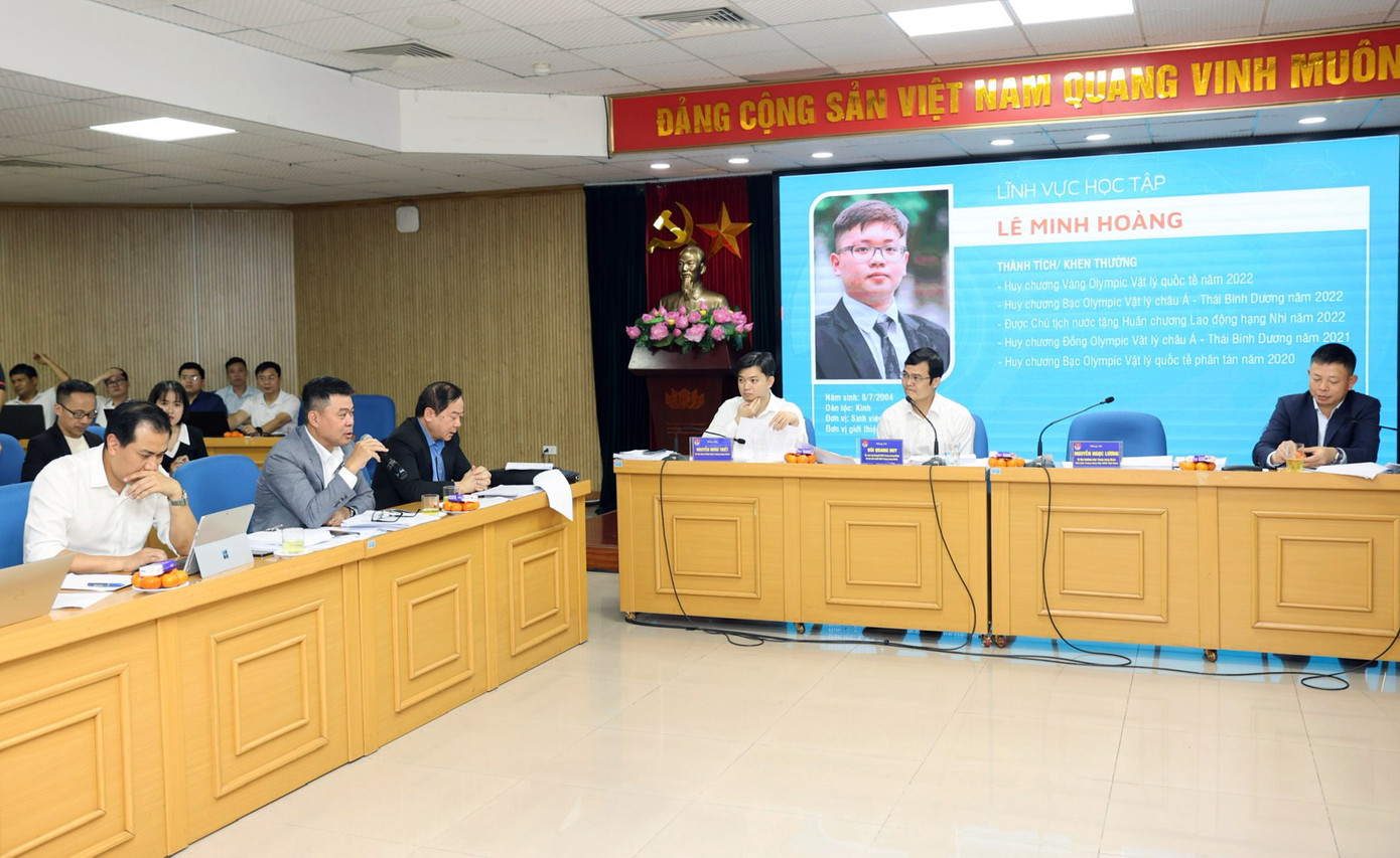 Các thành viên Hội đồng lần thứ nhất trao đổi, ý kiến tại phiên họp. Ảnh: Như Ý