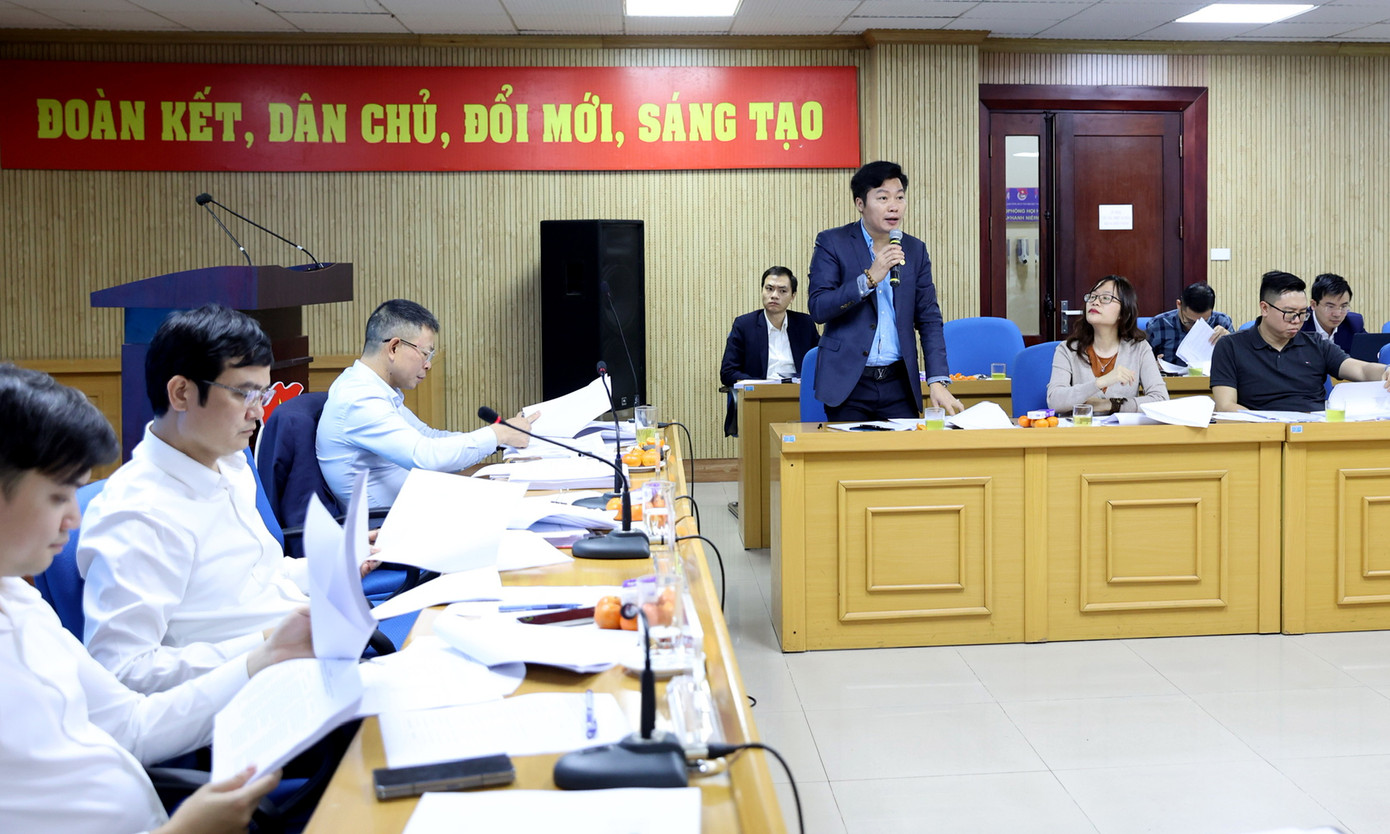 Các thành viên Hội đồng lần thứ nhất trao đổi, ý kiến tại phiên họp. Ảnh: Như Ý