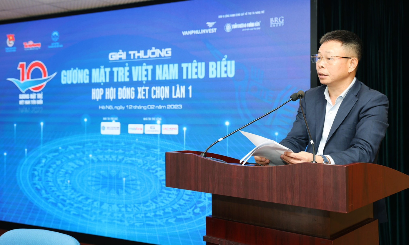 Nhà báo Phùng Công Sưởng thông tin về công tác tập hợp, phân tích dữ liệu hồ sơ đề cử. Ảnh: Như Ý