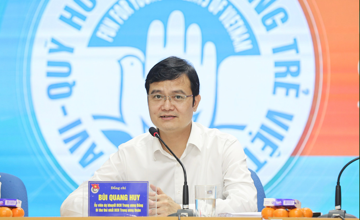 Anh Bùi Quang Huy trao đổi tại phiên họp. Ảnh: Như Ý