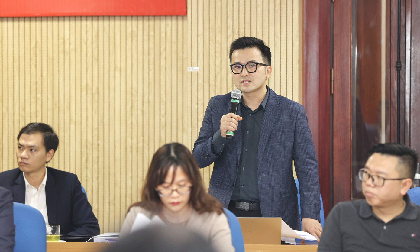 Các thành viên Hội đồng lần thứ nhất trao đổi, ý kiến tại phiên họp. Ảnh: Như Ý