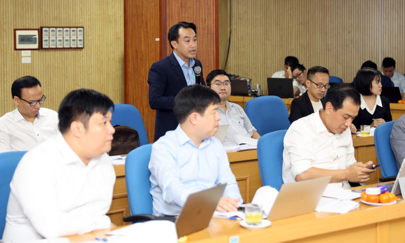 Các thành viên Hội đồng lần thứ nhất trao đổi, ý kiến tại phiên họp. Ảnh: Như Ý