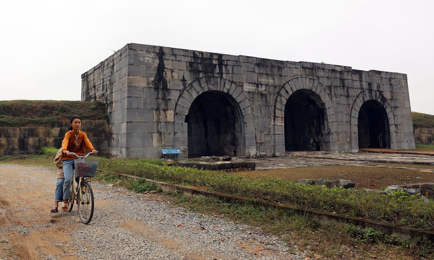 Thành nhà Hồ có các tên gọi khác như An Tôn, Tây Đô, thành Phủ Thanh Hoá, Tây Kinh, Thạch Thành, Tây Giai. Theo lý giải tên thành, gọi thành Anh Tôn vì khu vực này vào cuối thời Trần có tên là động An Tôn, thành Tây Đô vì thành là kinh đô của nước Đại Việt (1397-1400) và Đại Ngu (1400-1407), thành Tây Kinh để phân biệt với Đông Kinh (Thăng Long), Thạch Thành vì thành được xây toàn bằng đá, thành Tây Giai vì thành thuộc thôn Tây Giai.