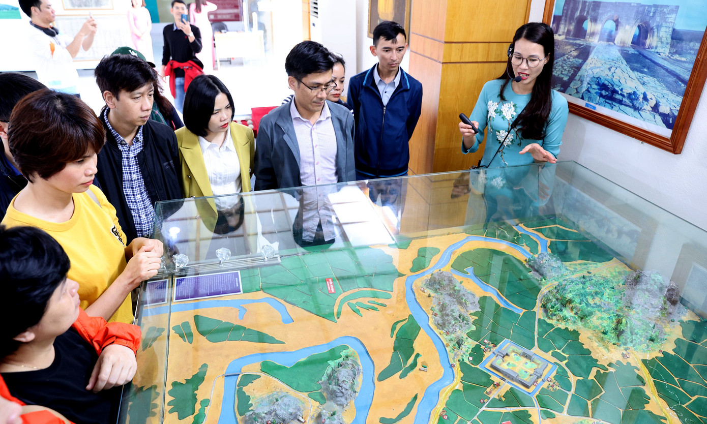 Công trình này được Hồ Quý Ly cho xây dựng năm 1397, dựa trên những nguyên tắc cơ bản về địa thế, phong thủy, tiền án hậu chẩm đều có hình sông thế núi bao bọc. Công trình ước tính sử dụng 20.000 m3 đá để xây cất và gần 100.000 m3 đất được đào đắp, thành được kết cấu gồm 3 phần Hoàng thành (nội thành), Hào thành bao bên ngoài, cách chân thành chừng 50 m, có tác dụng bảo vệ nội thành và La thành là vòng ngoài cùng.