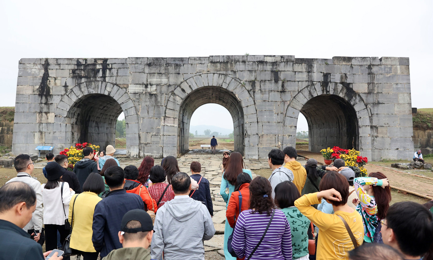 Thành Nhà Hồ – tên thường gọi của tòa thành bằng đá độc đáo còn khá nguyên vẹn giữa vùng đồng bằng lưu vực sông Mã và sông Bưởi, thuộc địa phận các thôn Tây Giai, Xuân Giai (xã Vĩnh Tiến), Đông Môn (xã Vĩnh Long), huyện Vĩnh Lộc, tỉnh Thanh Hóa.