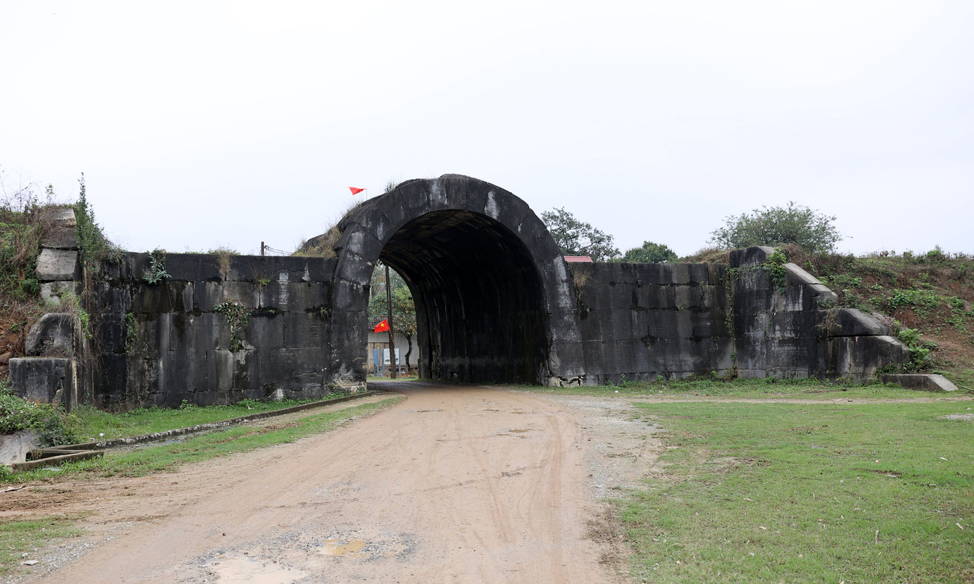 Trải qua hơn 600 năm, phần kiến trúc bên trong hoàng thành đã bị hủy hoại, vùi lấp hết, song 4 bức tường thành - biểu tượng của Thành Nhà Hồ - vẫn giữ tương đối nguyên vẹn kiến trúc ban đầu, nổi bật với 4 cổng Nam, Bắc, Đông, Tây.