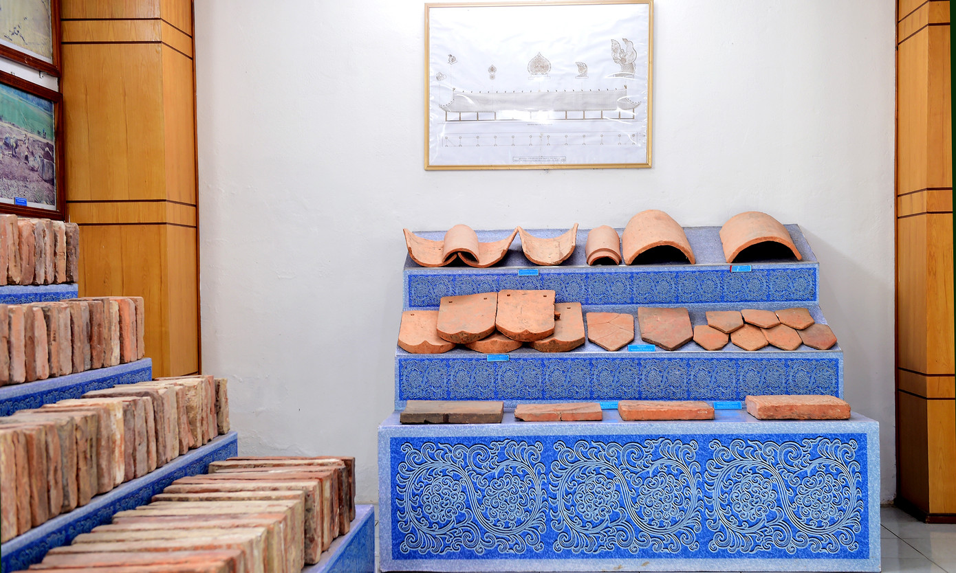 Bên cạnh phần di tích lộ thiên, sau nhiều cuộc khai quật trên diện tích hàng chục nghìn mét vuông khác, các nhà khảo cổ đã phát hiện được hàng nghìn di vật và nhiều mảng kiến trúc thể hiện sự giao thoa, tiếp biến kiến trúc các thời Trần, Hồ và Lê sơ như sân lát gạch, các trụ chân tảng bằng đá, Giếng Vua... Trong đó, nhiều nhất là các hiện vật được làm bằng đá và gạch.