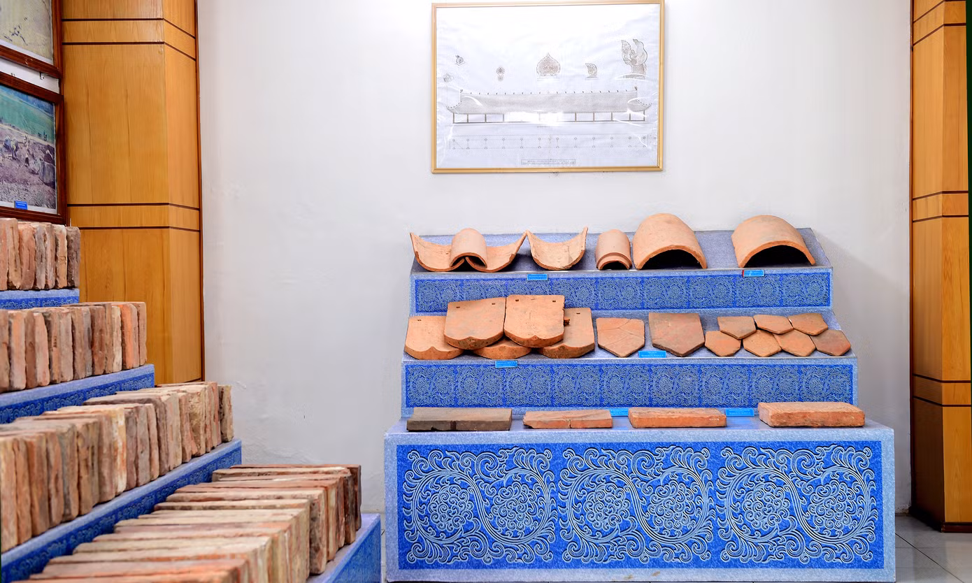 Bên cạnh phần di tích lộ thiên, sau nhiều cuộc khai quật trên diện tích hàng chục nghìn mét vuông khác, các nhà khảo cổ đã phát hiện được hàng nghìn di vật và nhiều mảng kiến trúc thể hiện sự giao thoa, tiếp biến kiến trúc các thời Trần, Hồ và Lê sơ như sân lát gạch, các trụ chân tảng bằng đá, Giếng Vua... Trong đó, nhiều nhất là các hiện vật được làm bằng đá và gạch.